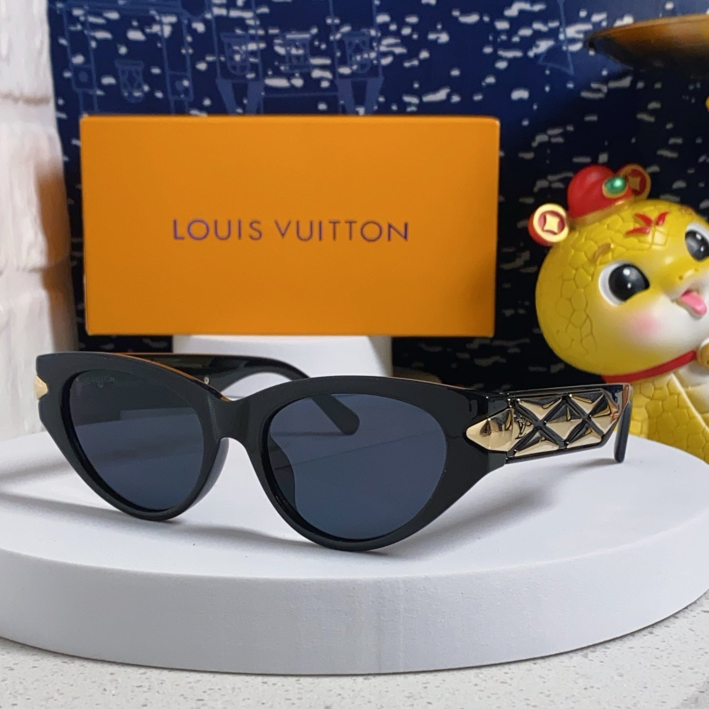 LOUIS VUITTON SUNGLASSES CAT EYE SUNGLASSES 576886 IN BLACK AND GOLD ACETATE