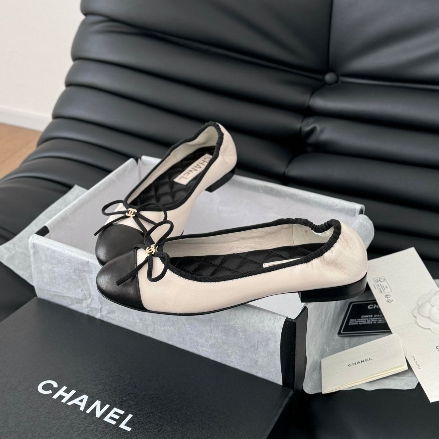 CHANEL SHOE CC Ballet Flats In White Lambskin 143540