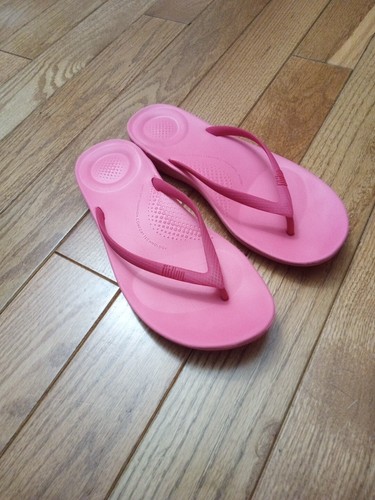 FitFlop Womens Iqushion Flip Flops Pop Pink 8 Coral Rubber Comfort