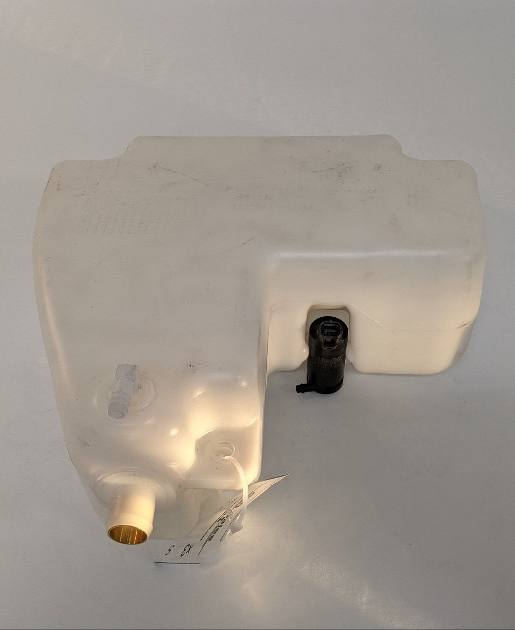 Western Star Windshield Washer Reservoir w/o Sensor   P/N A22 71353 000