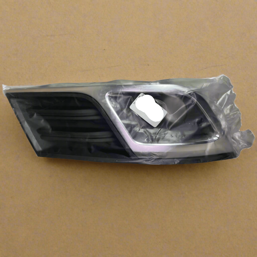 GM 2013 2017 Chevrolet Traverse LT Passenger Side Front Fog Light Bezel Cover OEM