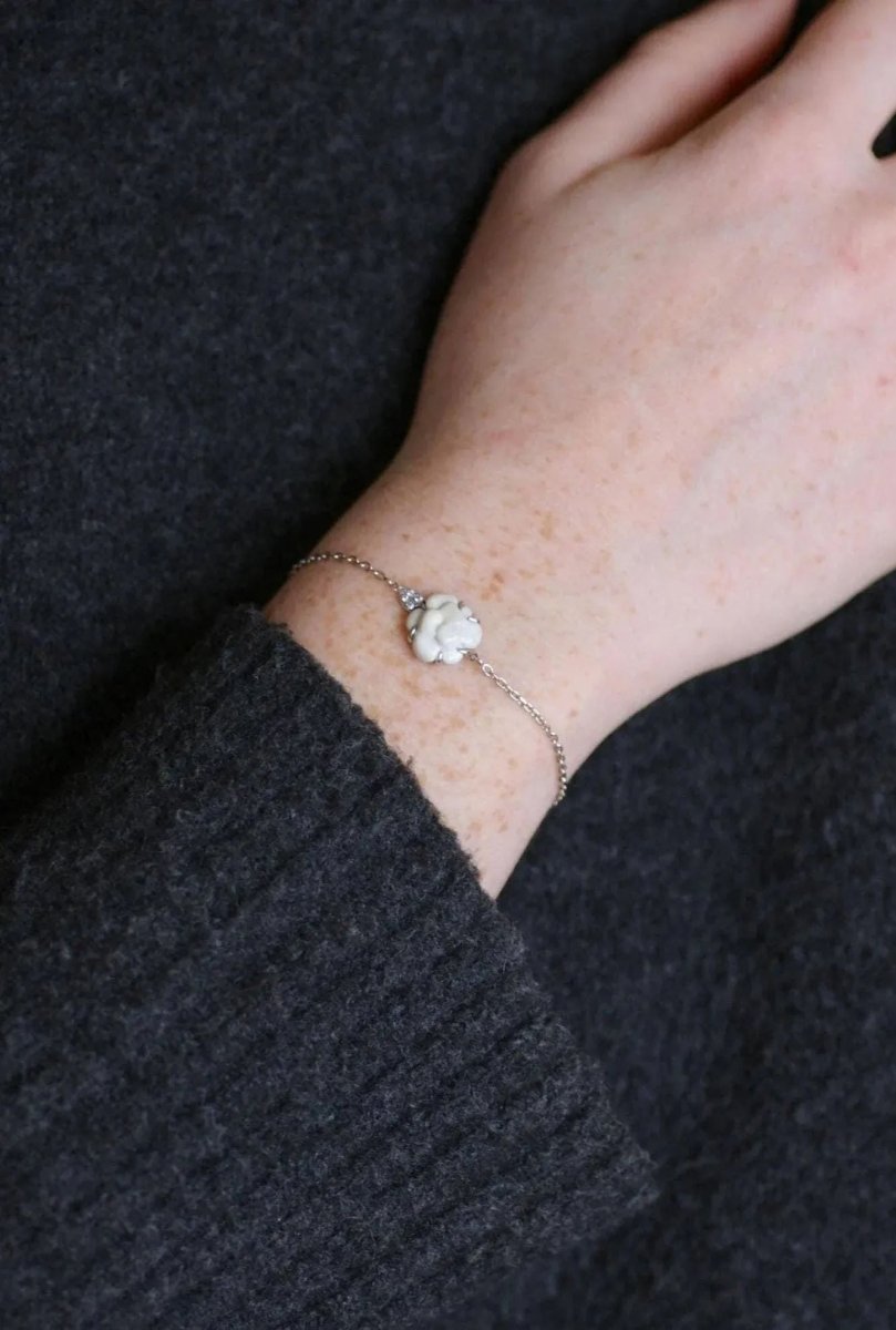 GALERIE PÉNÉLOPE Chanel Bracelet Camelia White Gold diamonds and White Agate