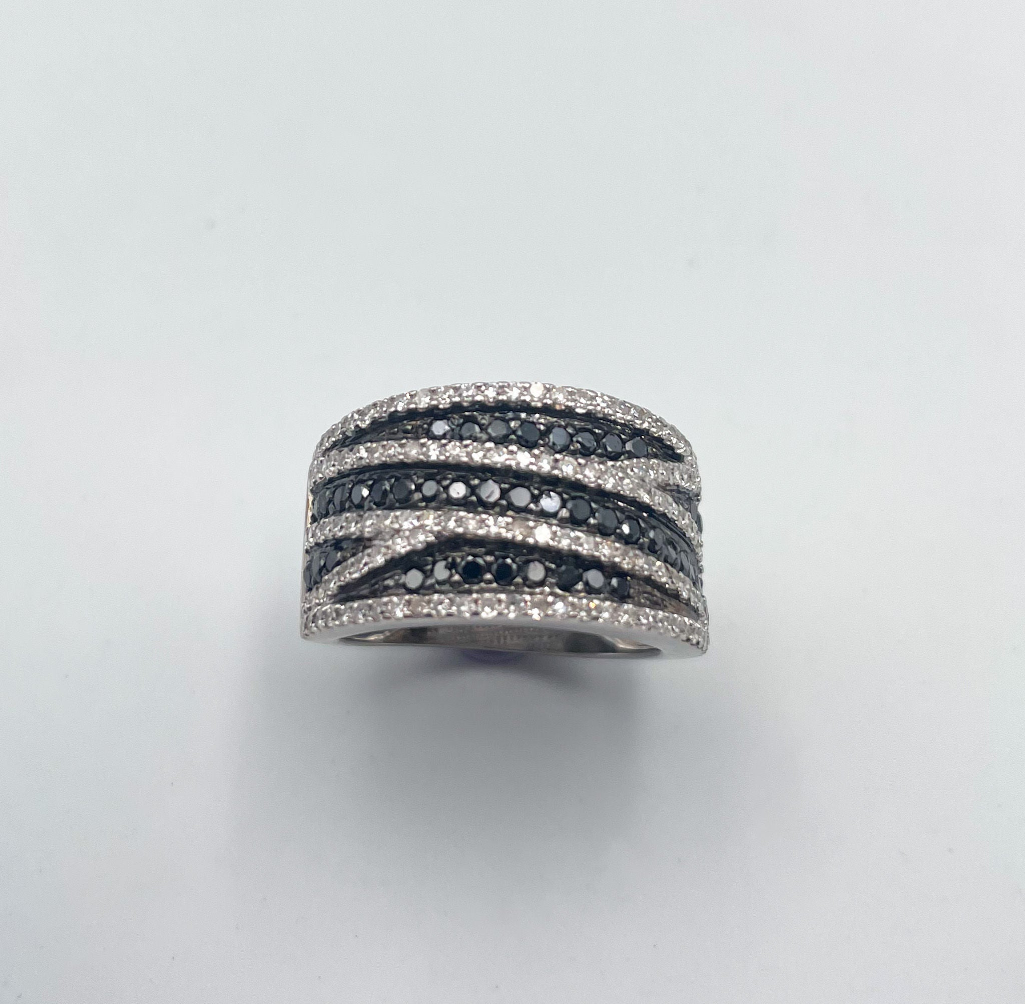 EYLIA White and black diamond band ring