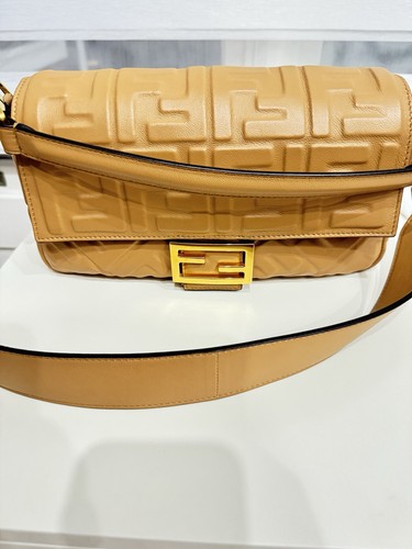 Borsa Fendi baguette in pelle goffrata  colore caramello.