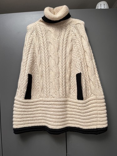 Poncho Moschino collo alto economico e chic lavorato a maglia   Una scoperta rara
