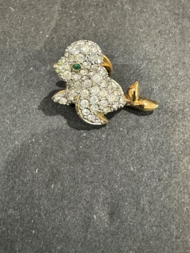 Spilla piccola spilla risvolto firmata SWAROVSKI cristallo occhi verdi sigillo bambino tono oro