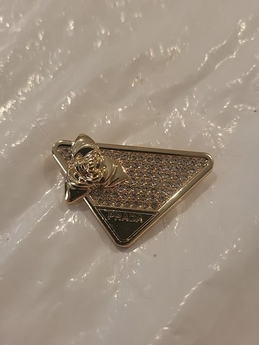 Spilla Penna Prada etichettata non ferrosa