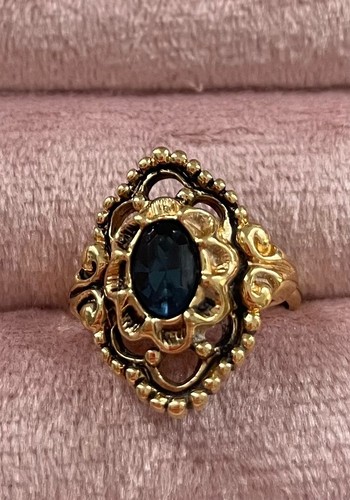 Avon Family Heirloom Ring  Vintage  NIB  Sz 6