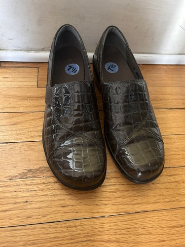 Clarks Shoes Women's Size 7.5 MBrown Wedge Loafers Slip On Patent Croc