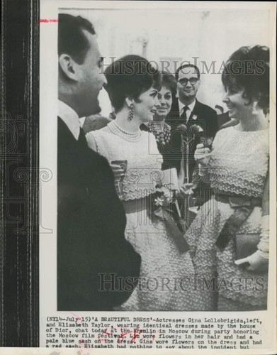 1961 Stampa Foto Elizabeth Taylor e Gina Lollobrigida indossano la stessa moda Dior