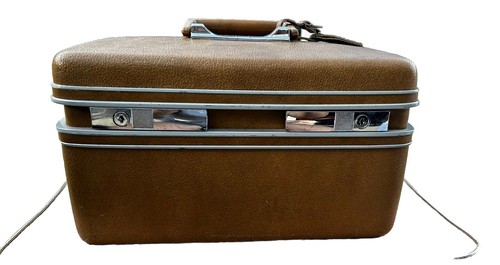 Sears Courier by SAMSONITE Travel Train Case w  key  mirror & tray   Camel Color