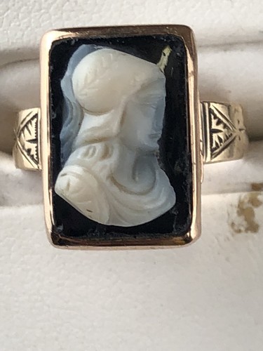 Victorian 14 K Gold Cameo Ring Hard Stone White Black size 6