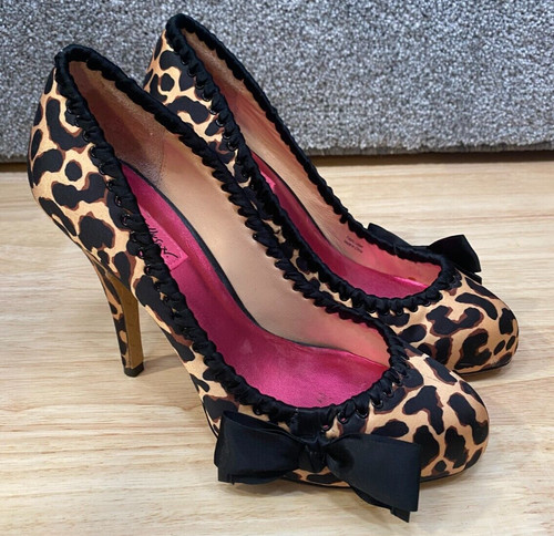 Betsey Johnson taglia 7 5M Nelson stampa leopardata stiletto tacco 4" decolte fiocco
