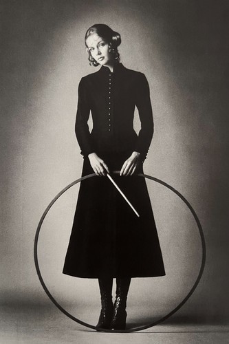 SAINT LAURENT (YSL) Jeanloup Sieff  Barbara  Abito di Yves Saint Laurent  Vogue  Parigi  1969