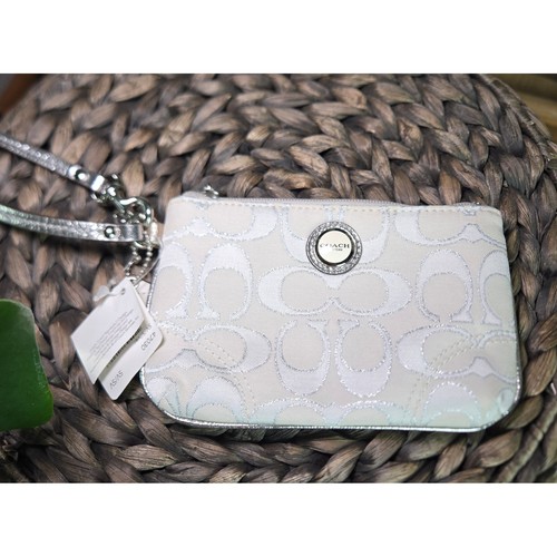 Borsa pochette Coach Wristlet argento firmata metallizzata piccola zip superiore