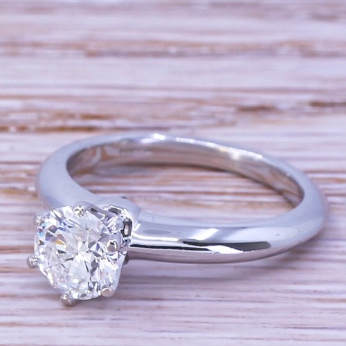 ANELLO DI FIDANZAMENTO CON DIAMANTI BRILLANTI TONDI TIFFANY & CO. 0 82 carati   Platino   G VS1