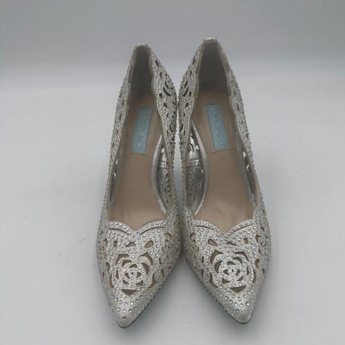 BETSEY JOHNSON Nuove décolleté Betsy Johnson bianche con borchie e strass  sovrapposizione pizzo floreale. Taglia 8 5