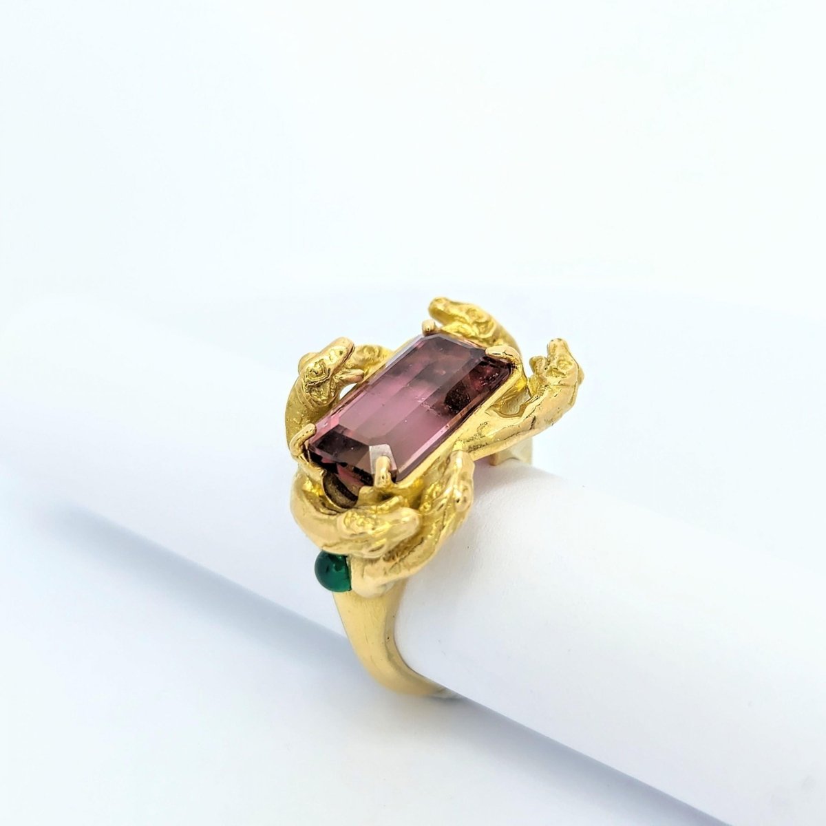 18CARATS BINLIANG ALEXANDER PENG Animalier ring in yellow gold  tourmaline and chalcedony