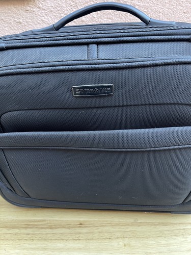 Samsonite suitcase  perfect for the professional or the quick trip  long handle
