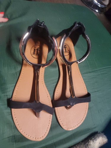 RAYE IF CARRINI  BLACK & G ~ flat Heel ~ Zippered Back ~ thong ~Sandles ~ Sz 8
