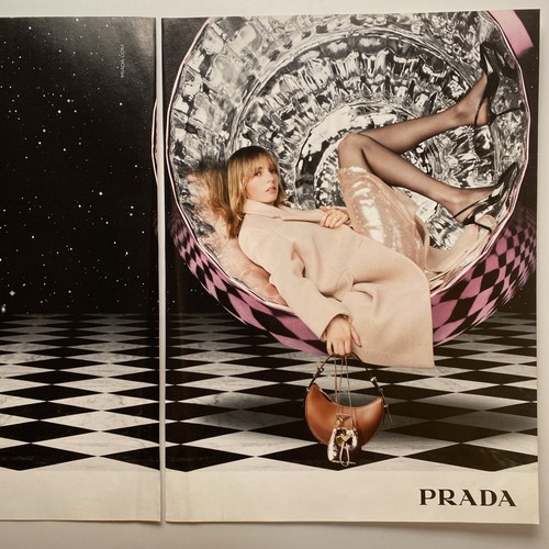 2023 Prada 2 pg STAMPA ANNUNCIO Maya Thurman Hawke scacchiera gambe caviglie piedi tacchi