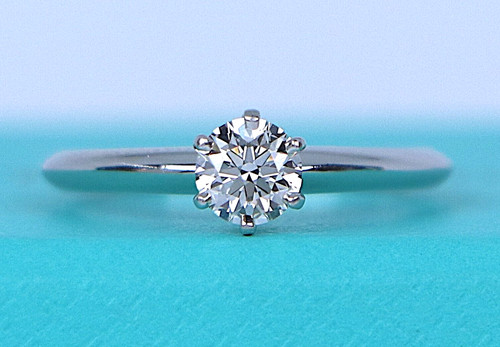 $5.200 Tiffany & Co. Anello di fidanzamento platino 0 49 ct H VS2 diamante tondo misura 6 25