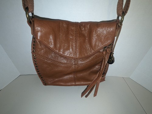 Borsa a tracolla The Sak Silverlake in pelle marrone con borchie e charm