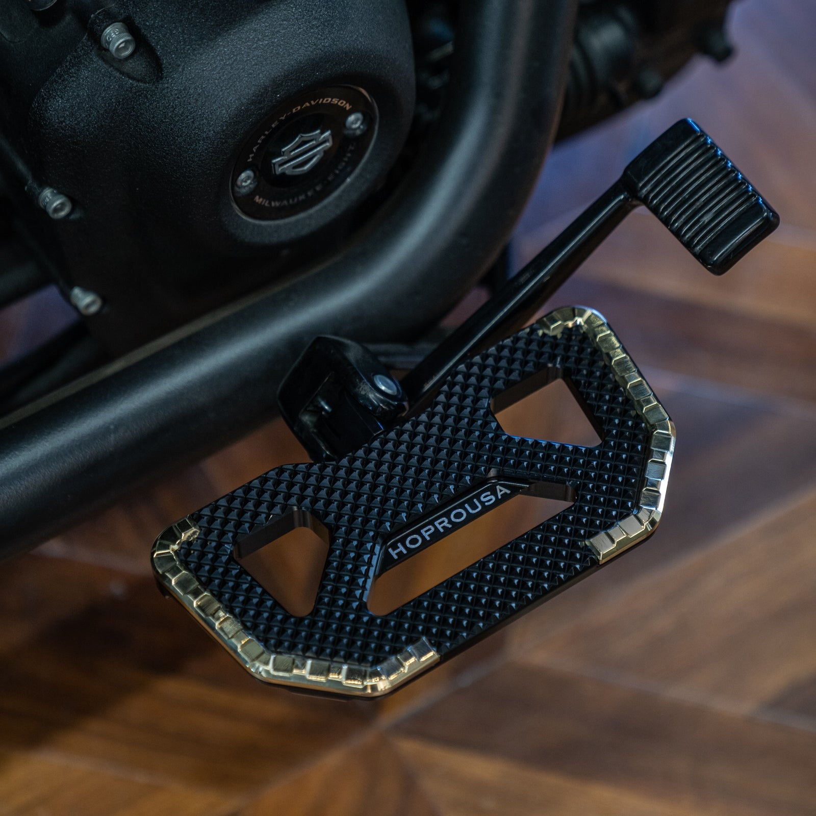Hoprousa Brass Red Blue Driver Black Footboard Floorboards Footrests Bobber Hollow out Diamond For Harley Davidson 2018 2023 Softail Standard Street Bob Low Rider S/ST Breakout