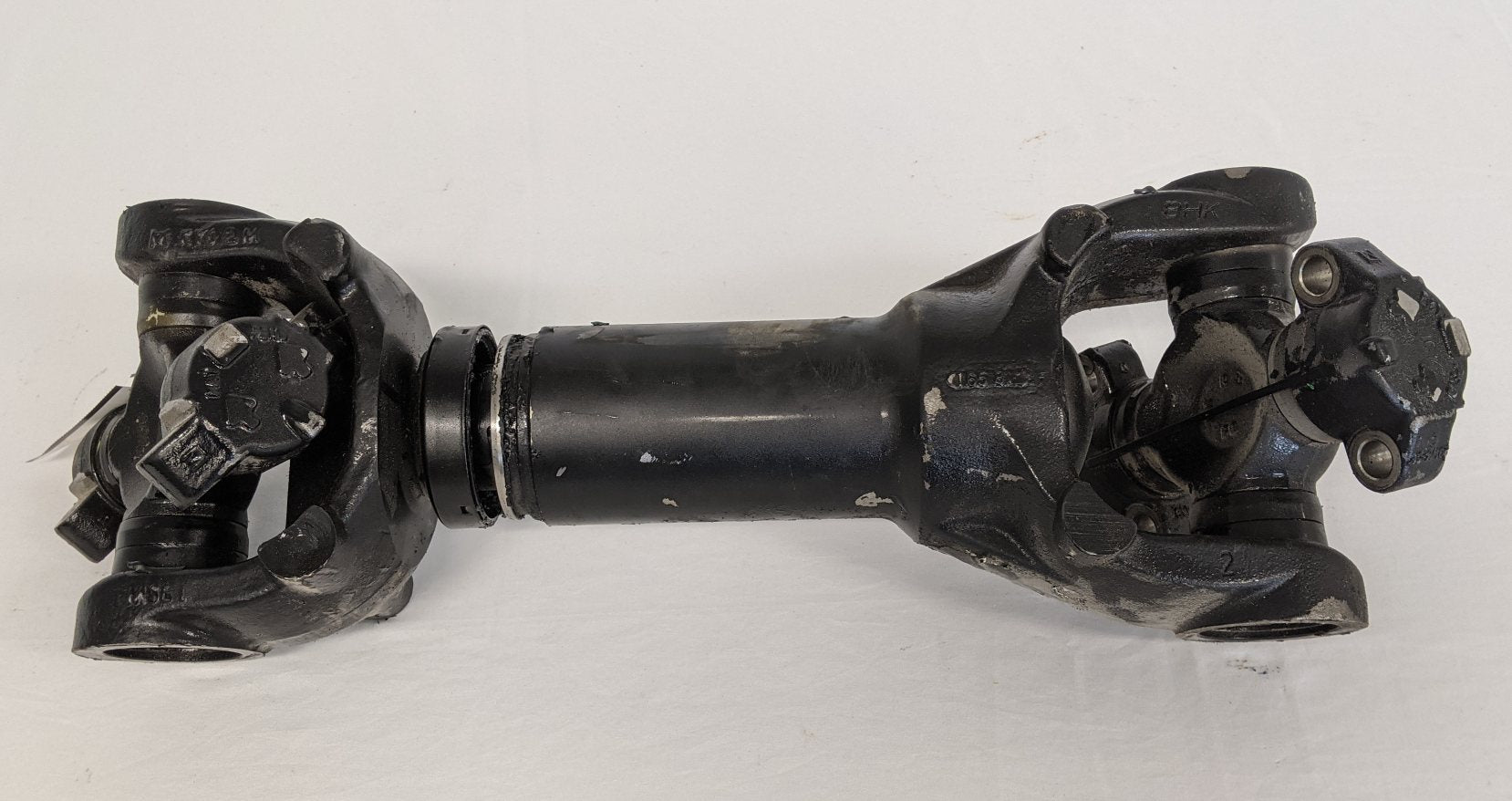 pxl_20240528_1308343872 MERITOR Used 21 ⅝" Short Coupled (#3) 42° RPL20 Inter Axle Driveline   P/N 20R157C