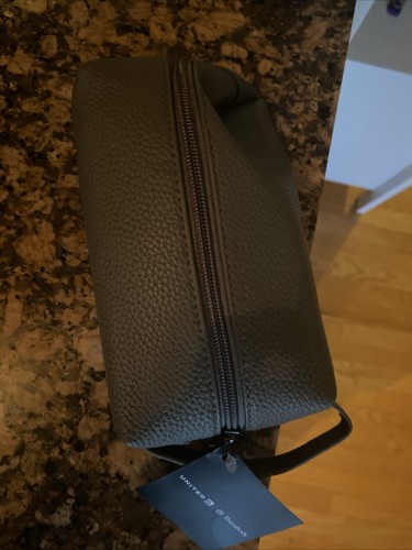 New UNITED AIRLINES Therabody Cross Body Bag Business Class AWAY Amenity Kit
