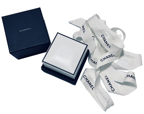 CHANEL JEWELRY Scatola portagioie Chanel 8 cm x 8 cm x 7 cm Chanel portagioie fine pelle bianca