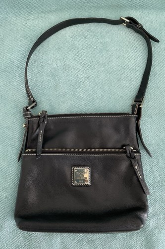 Borsa a tracolla Dooney & Bourke in pelle nera con tracolla esterna