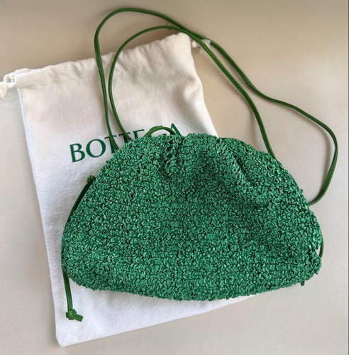Borsa Bottega Veneta Mini The Pouch Verde H5.1"xW8.7"xD2" usata solo una volta dal Giappone
