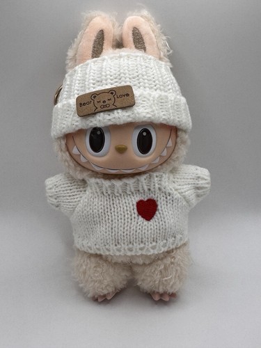 VETEMENTS Nuovo set vestiti bambola LABUBU   cappello orso  maglione amore e ciondolo   simpatico bambino fai da te
