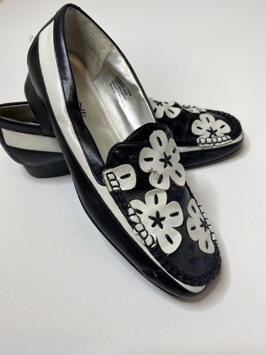 BILLINI Bellini Adele Black White Floral Appliqué Contrast Loafers Slip On Sz 7.5M
