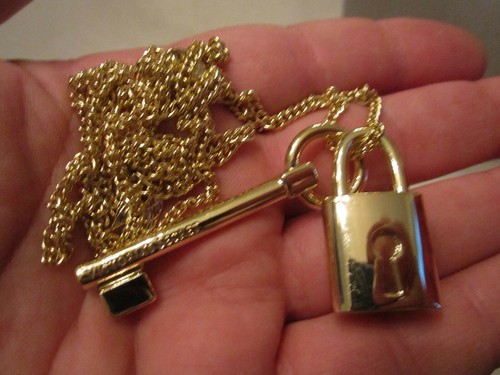 UNDERCOVER VICTORIA SECRET SERRATURA E CIONDOLO CHIAVE & COLLANA TONO ORO   LUNGHEZZA 40"   SC 9