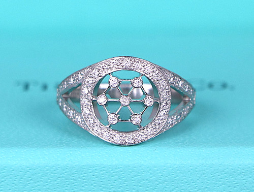 TIFFANY & CO. Anello da cocktail con diamanti rotondi in voile Tiffany & Co $3.950 con pavè di platino 6 5