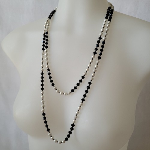 VETEMENTS Collana lunga perle vetro bianco nero perle finte bigiotteria moda opera classica