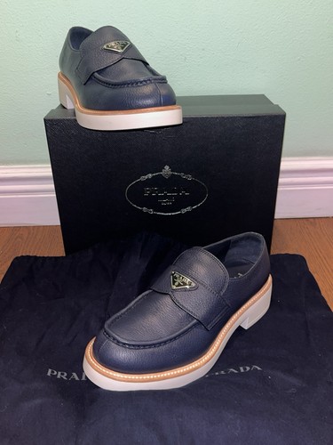 Mocassini Prada da uomo nuovi con scatola $1200 in pelle con logo triangolo   taglia 9 US   8 UK
