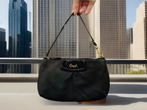 Borsa a mano Coach Ashley nera convertibile da polso con zip pochette accenti di serpente