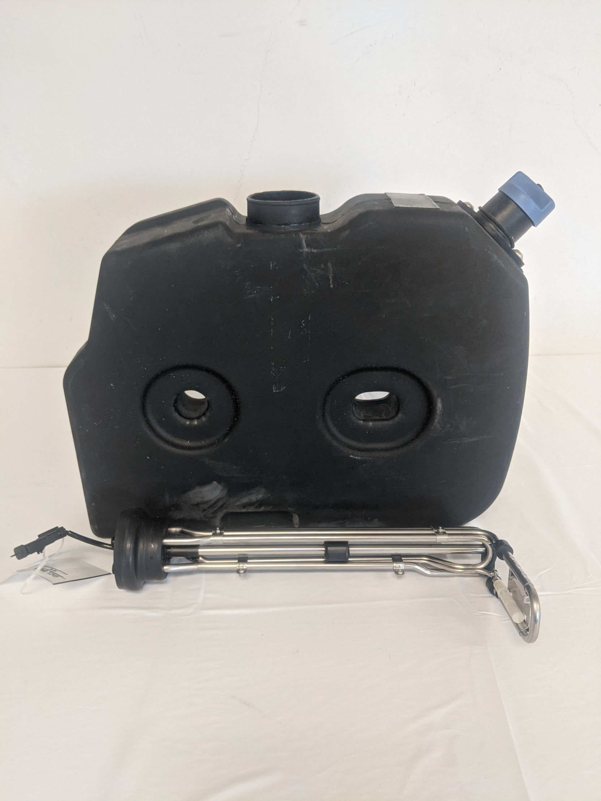 Freightliner 6 Gal DEF Tank   04 30382 000 w/ Header  04 30774 004