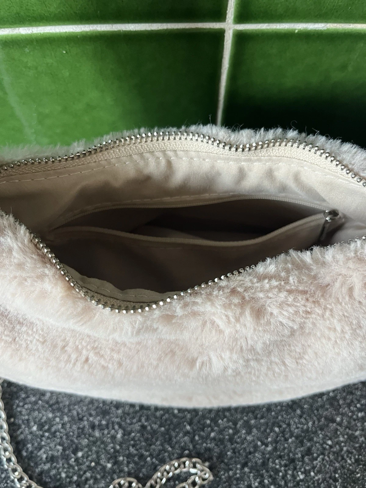 Borsa a tracolla Stradivarius in pelliccia sintetica mezzaluna