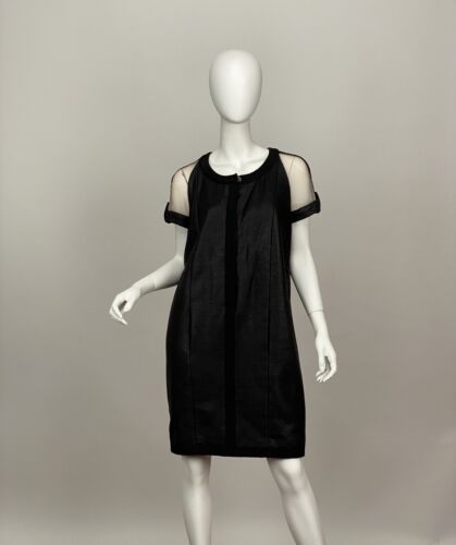 Abito Chanel nero con ritagli in rete e tasche assistente di volo designer