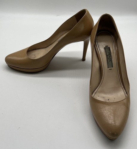 Pompa punta chiusa Prada beige in pelle verniciata taglia 35 5