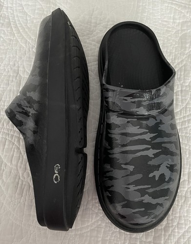 OOFOS OOcloog Gray Black Camo Slip On Clogs Mules Women 11   Men 9