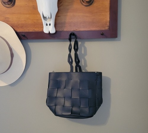 Zara Borsa a tracolla nera intrecciata con una cinghia