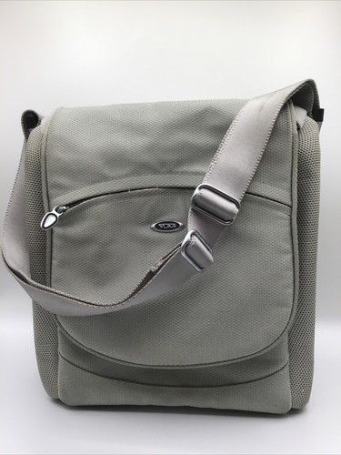 Borsa a tracolla regolabile in argento platino Tumi T3 Apex pulita