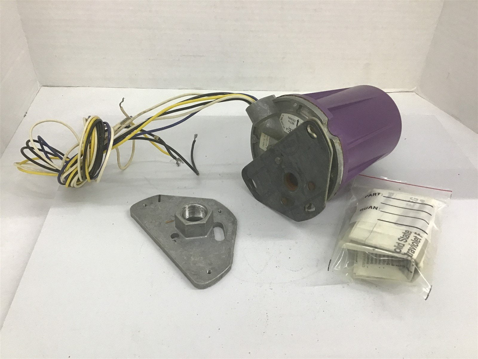BME BEARINGS AND SURPLUS Honeywell C7012E 1104 7 Purple Peeper Flame Detector