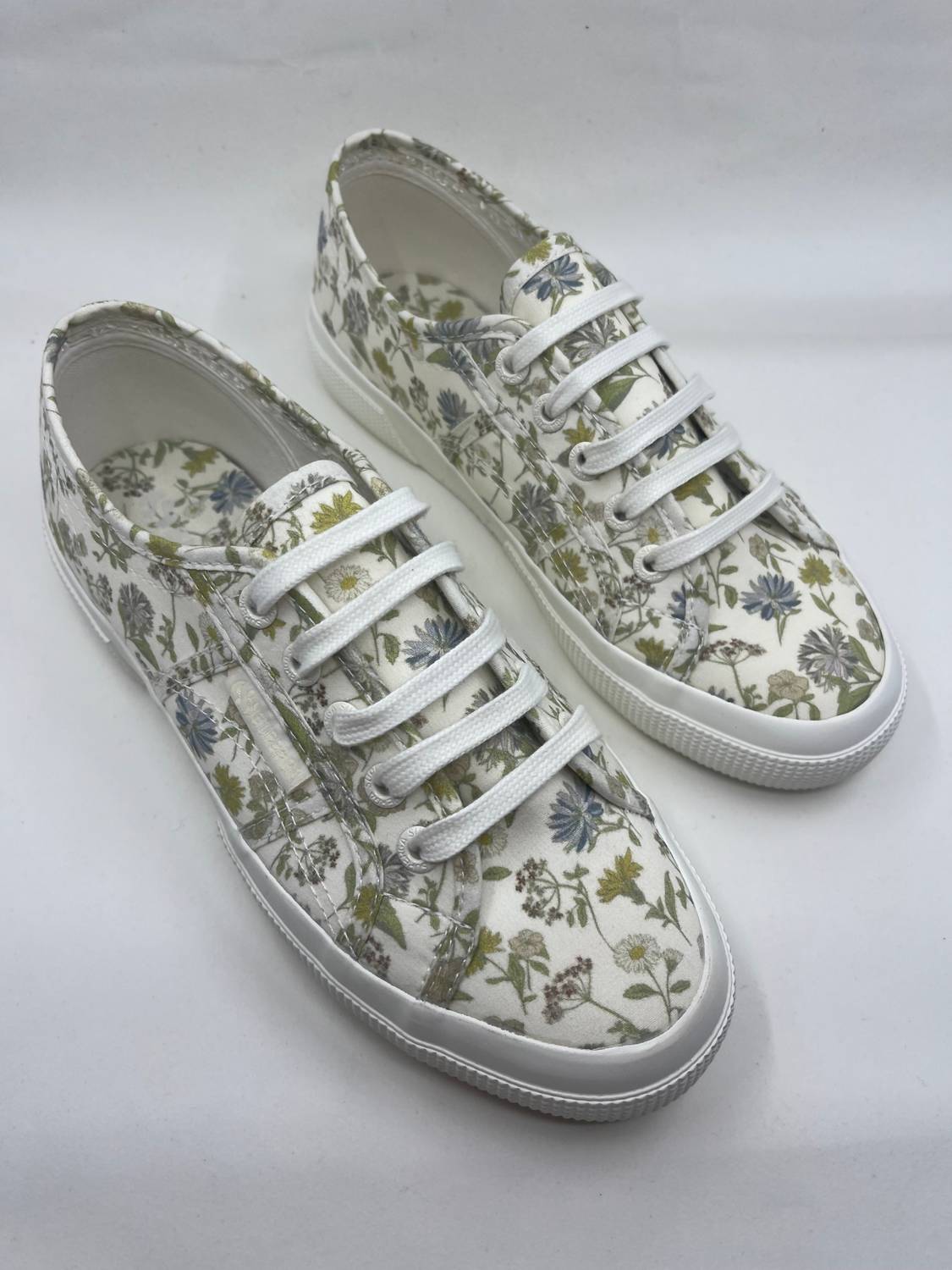 2244 2750 Floral Print Sneaker In White