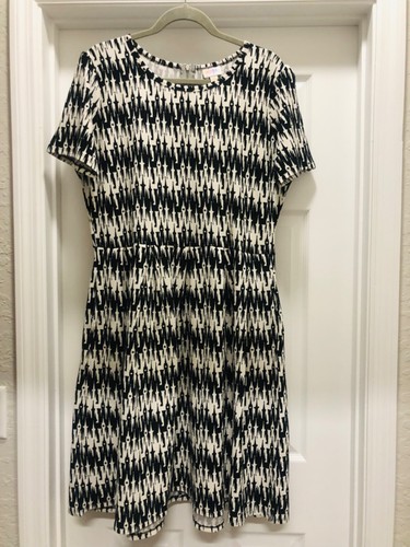 PALACE Lularoe Disney Amelia Castle Print Black And White 3XL EUC